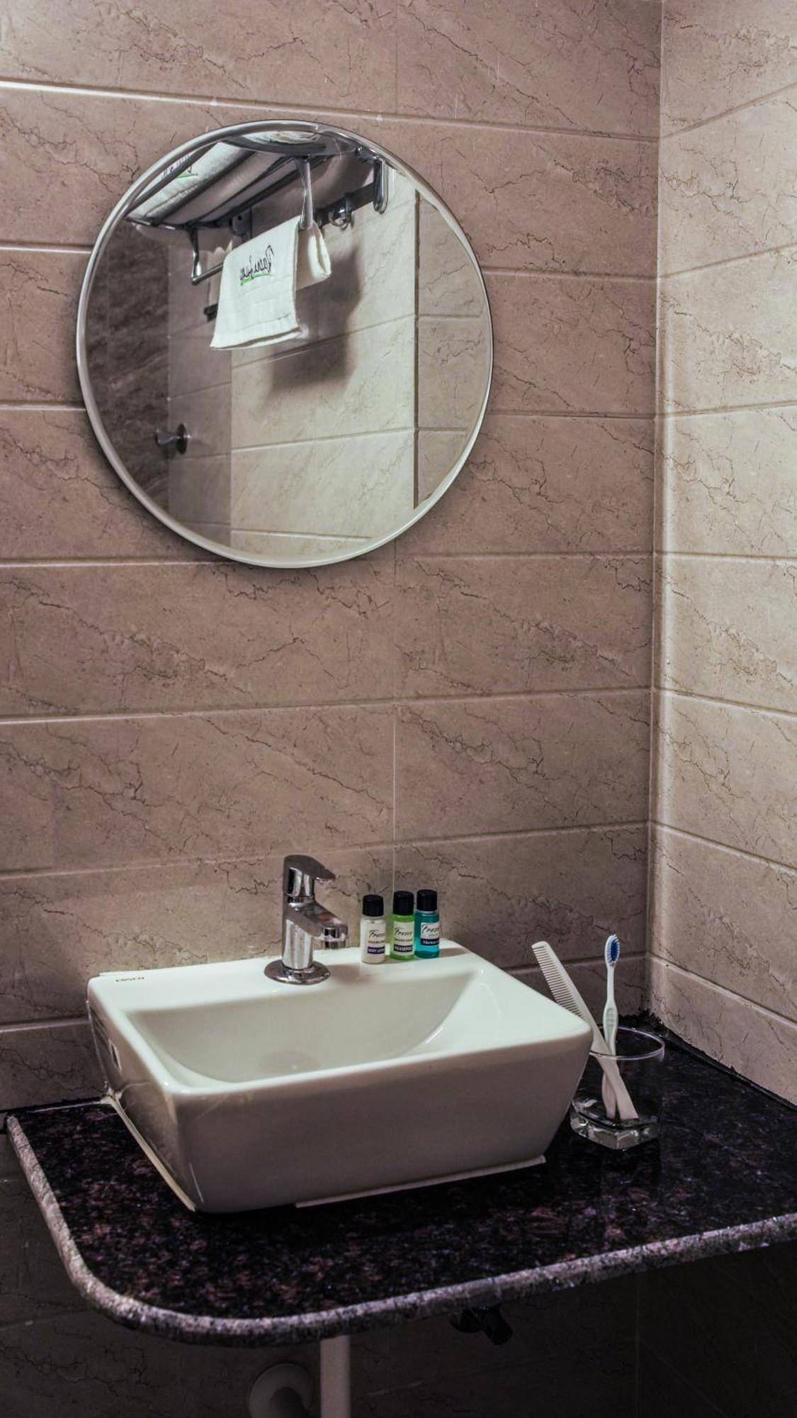 Radhe Suites Haydarabad Dış mekan fotoğraf